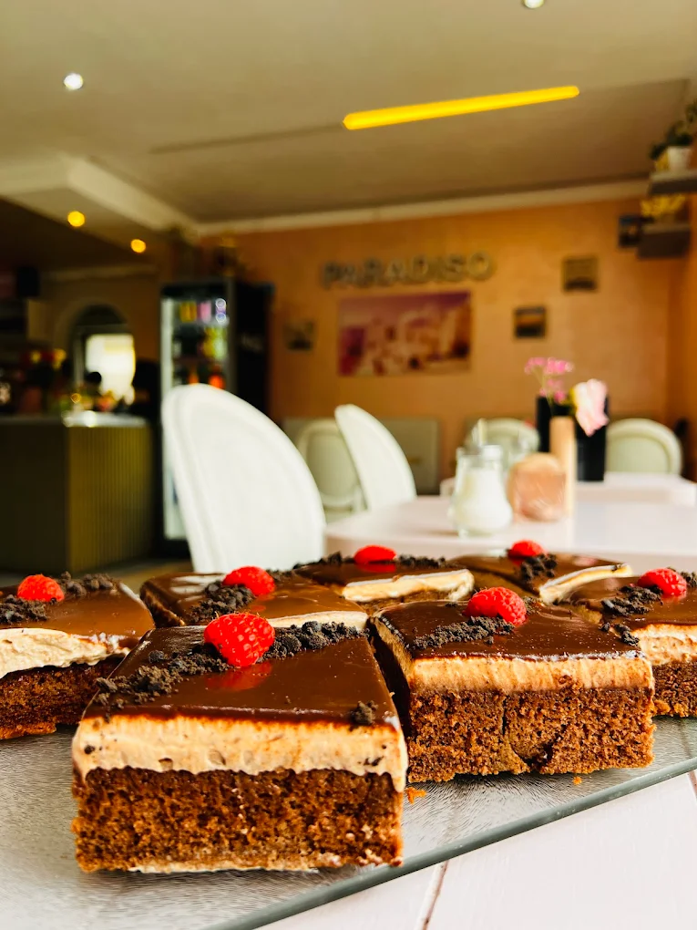 Hausgemachte Schoko-Sahne-Torte mit Himbeeren im Café Paradiso Hamburg-Farmsen